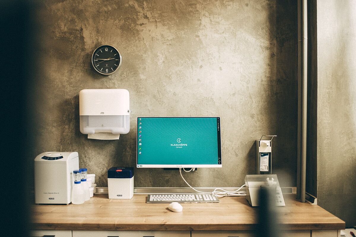 moderne Einrichtung bei Zahnarzt Kiel - Klaas Köppe