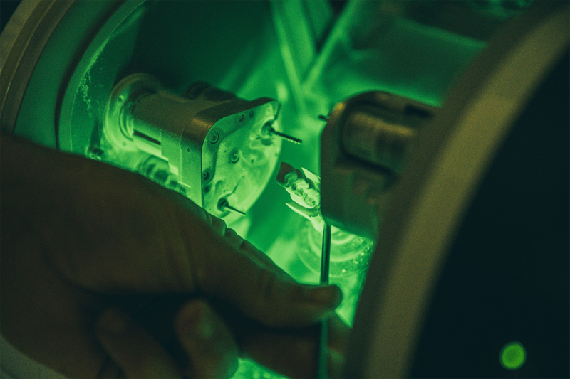 Symbiose aus Technologie und Handwerk bei Zahnarzt Kiel - Klaas Köppe