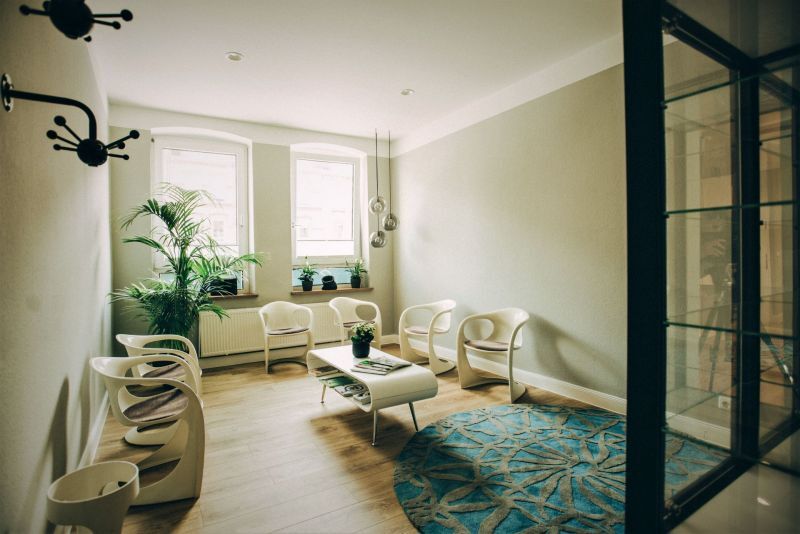 informativer Aufenthalt bei Zahnarzt Kiel - Klaas Köppe